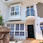 Rosa De Ciudad. Chalet Centrico Con Mucha Intimidad